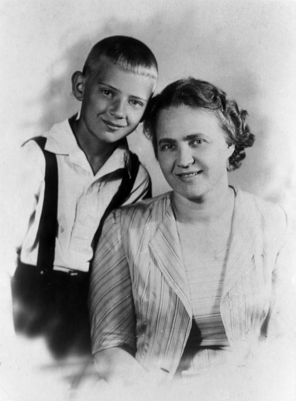 Юрий Визбор с мамой Марией Григорьевной. 1941 г.