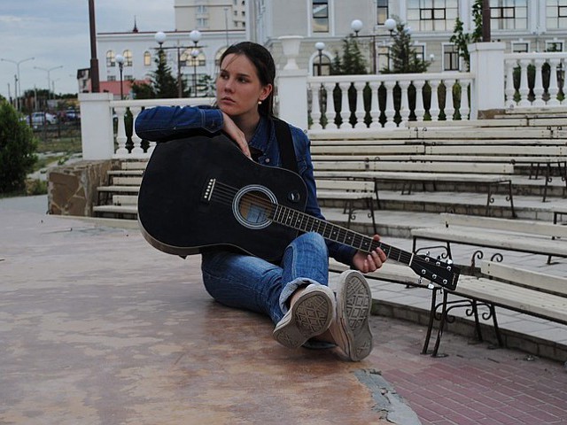 «Красивой петь не запретишь»: какие девушки поют на улицах Севастополя