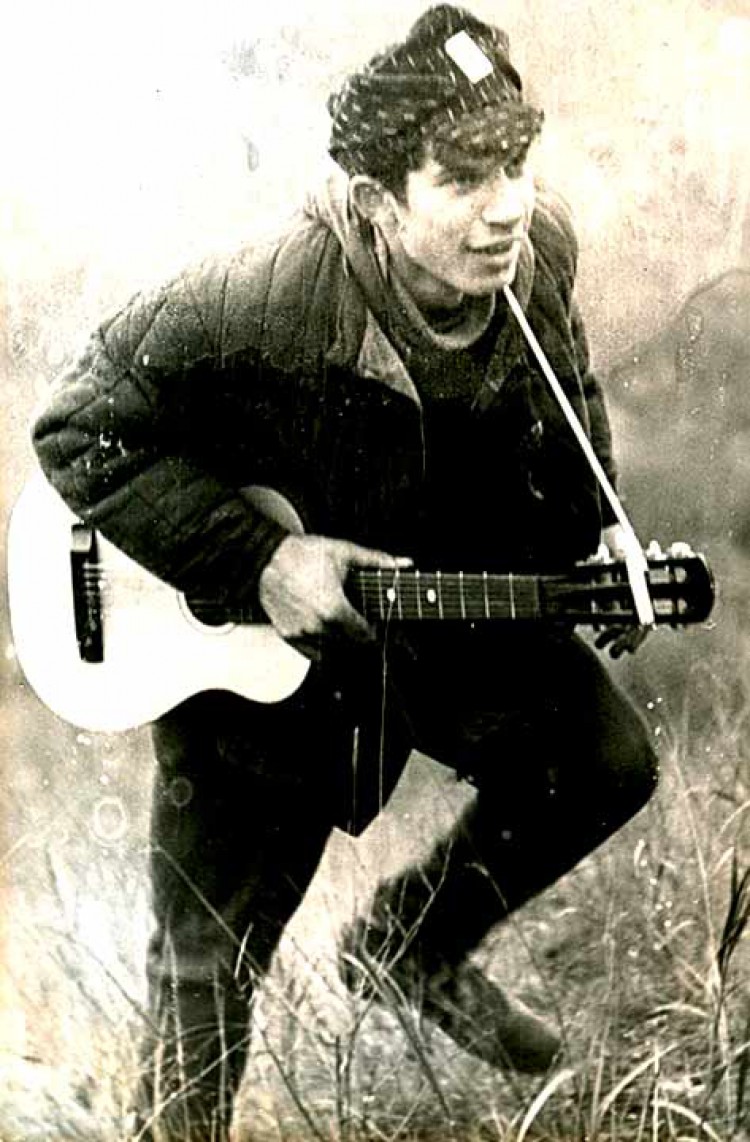 Лев Сандлер с первой гитарой